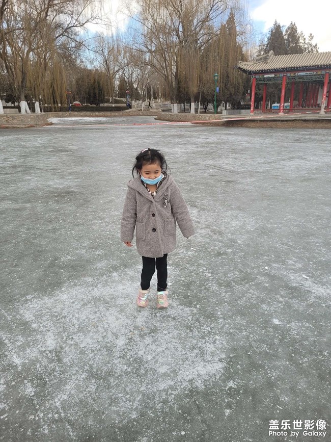 我的女兒在公園游玩