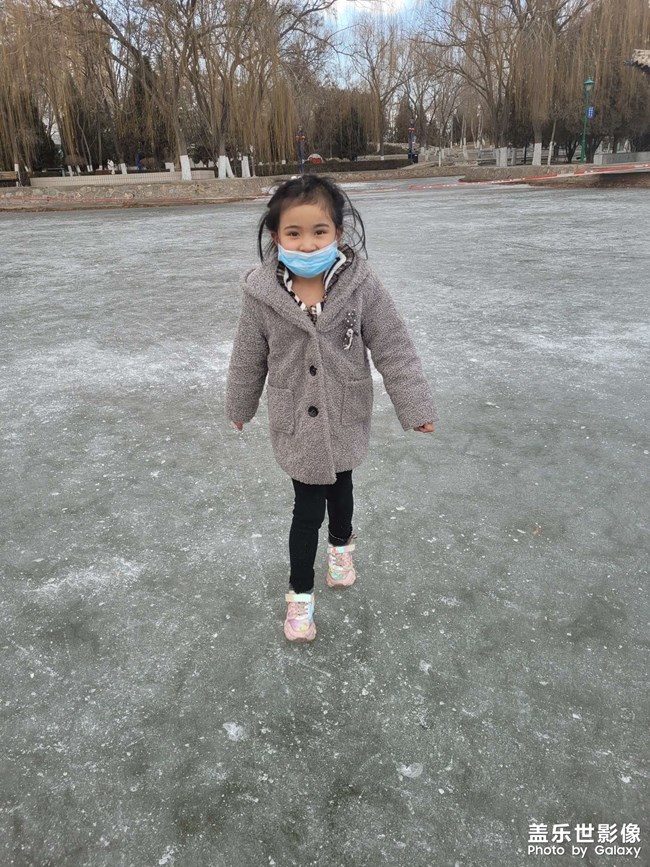 我的女兒在公園游玩