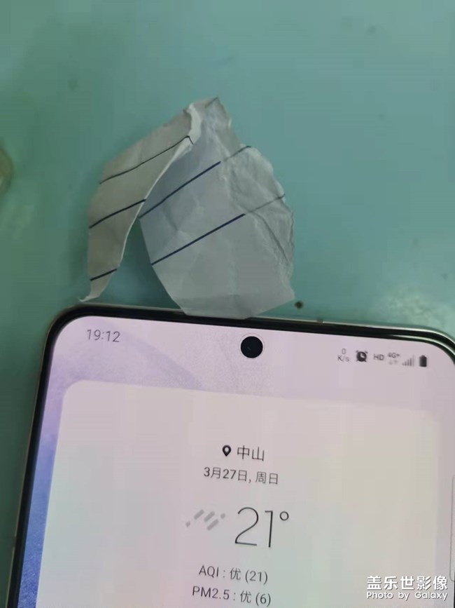 上面揚(yáng)聲器那里不應(yīng)該有個(gè)網(wǎng)嗎？還是本來(lái)就沒有