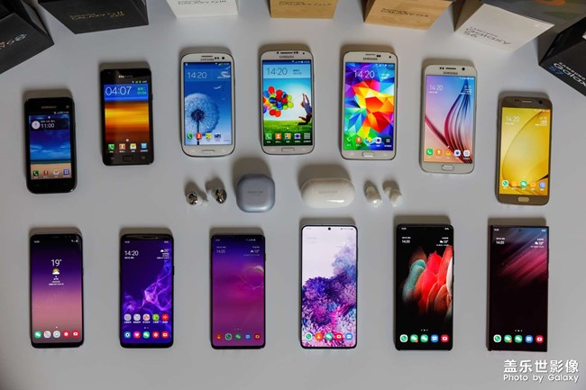 把十三部蓋樂世手機放一起拍一個全家福