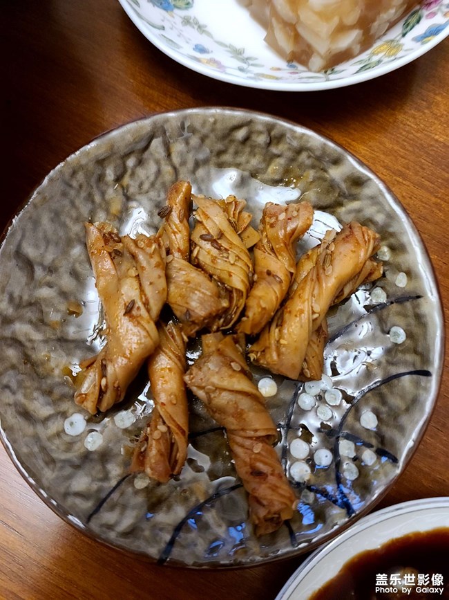 餓了，對(duì)付一口