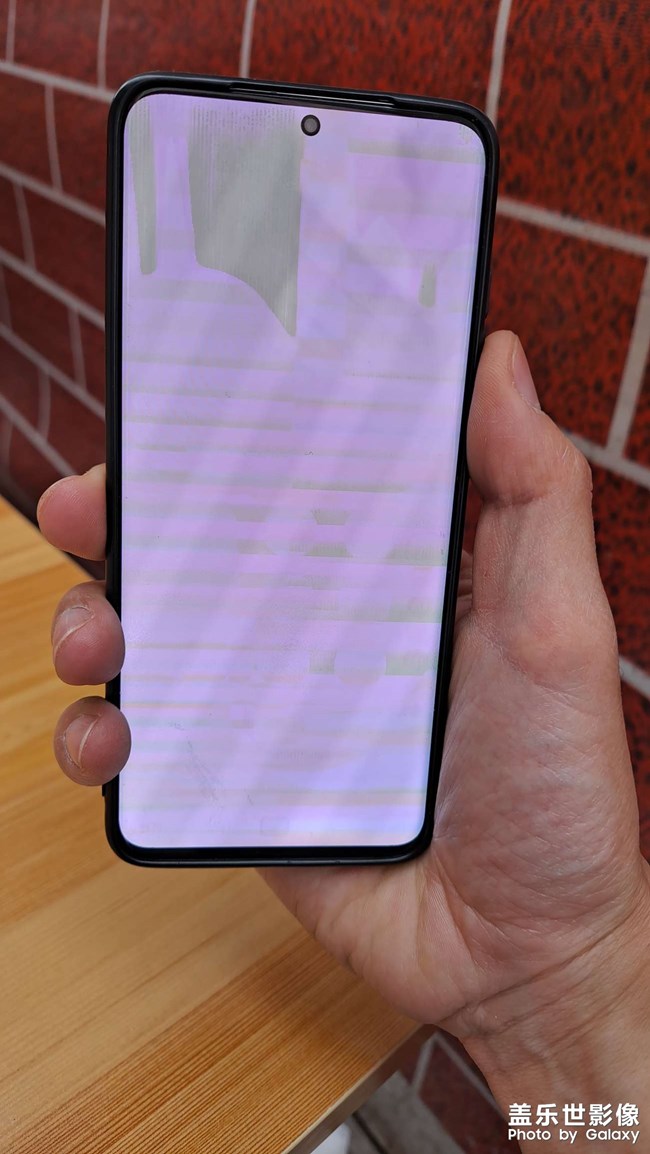 有人知道s20屏幕成這樣除了換屏還有好辦法維修嗎？