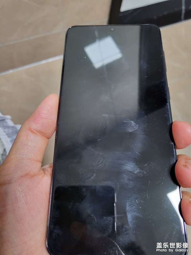 手機(jī)的屏幕昨晚突然黑屏，再不亮了