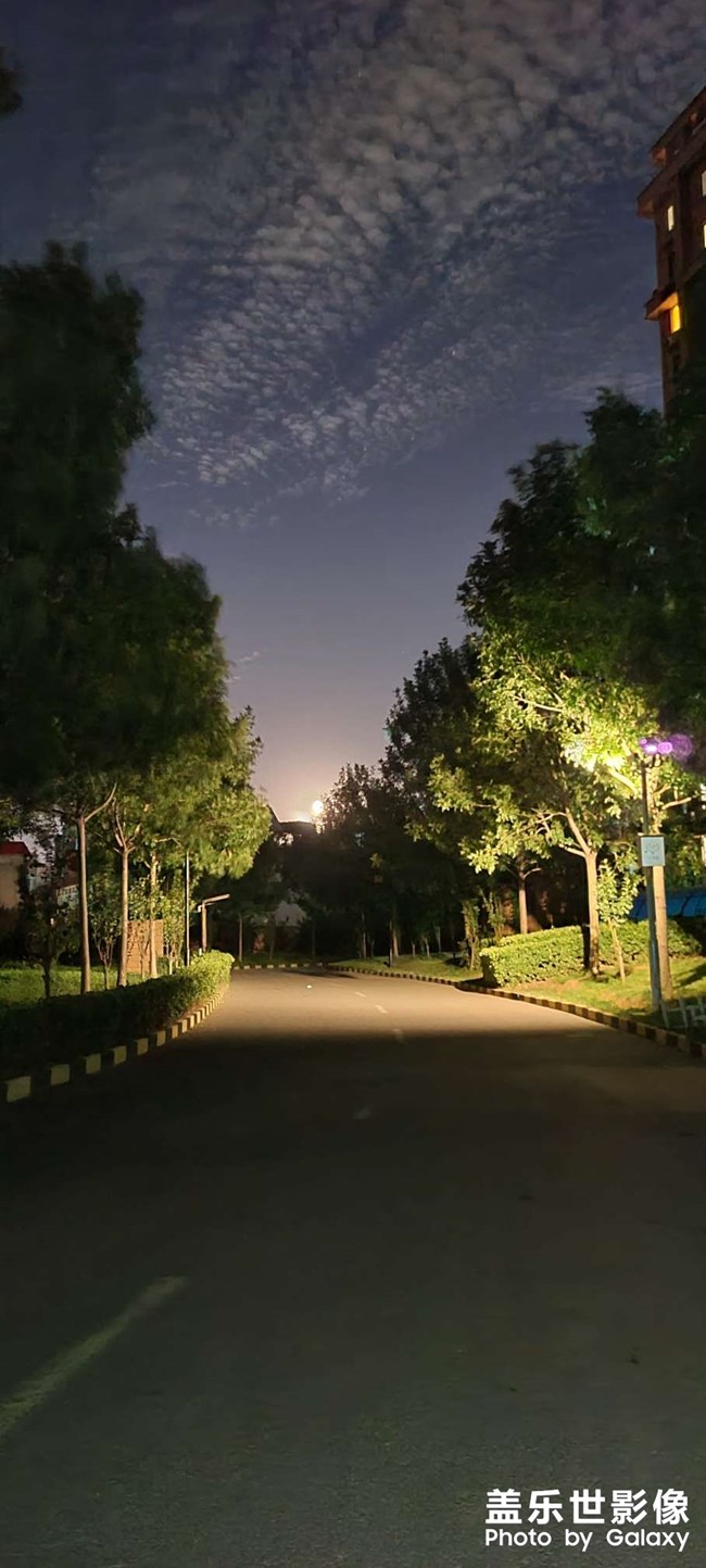 下班
回家
?偶遇
滿天星辰白云?

?