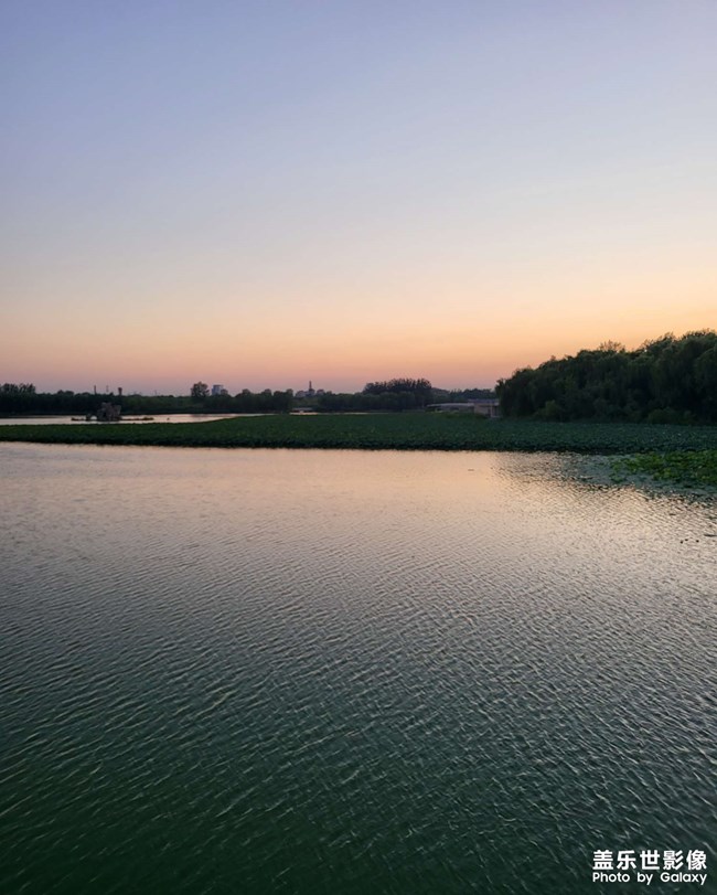吃完飯，帶著孩子遛彎，美麗的湖面
