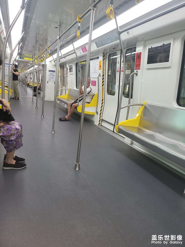 早晨6點多的杭州地鐵
