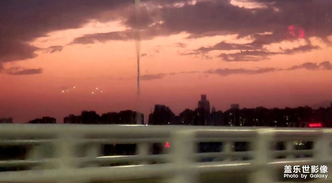 公交車(chē)上隔著玻璃
