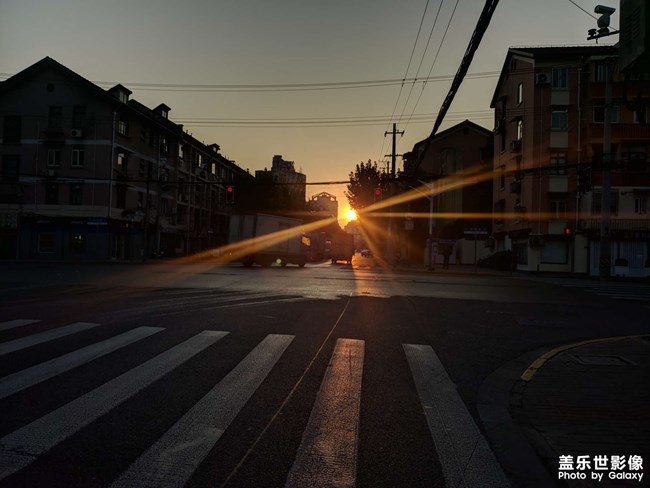 城市里的日出