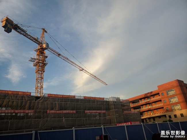 夕陽(yáng)下的工地