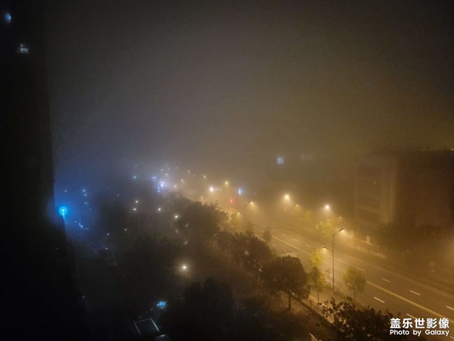 杭州凌晨的霧是真的大。