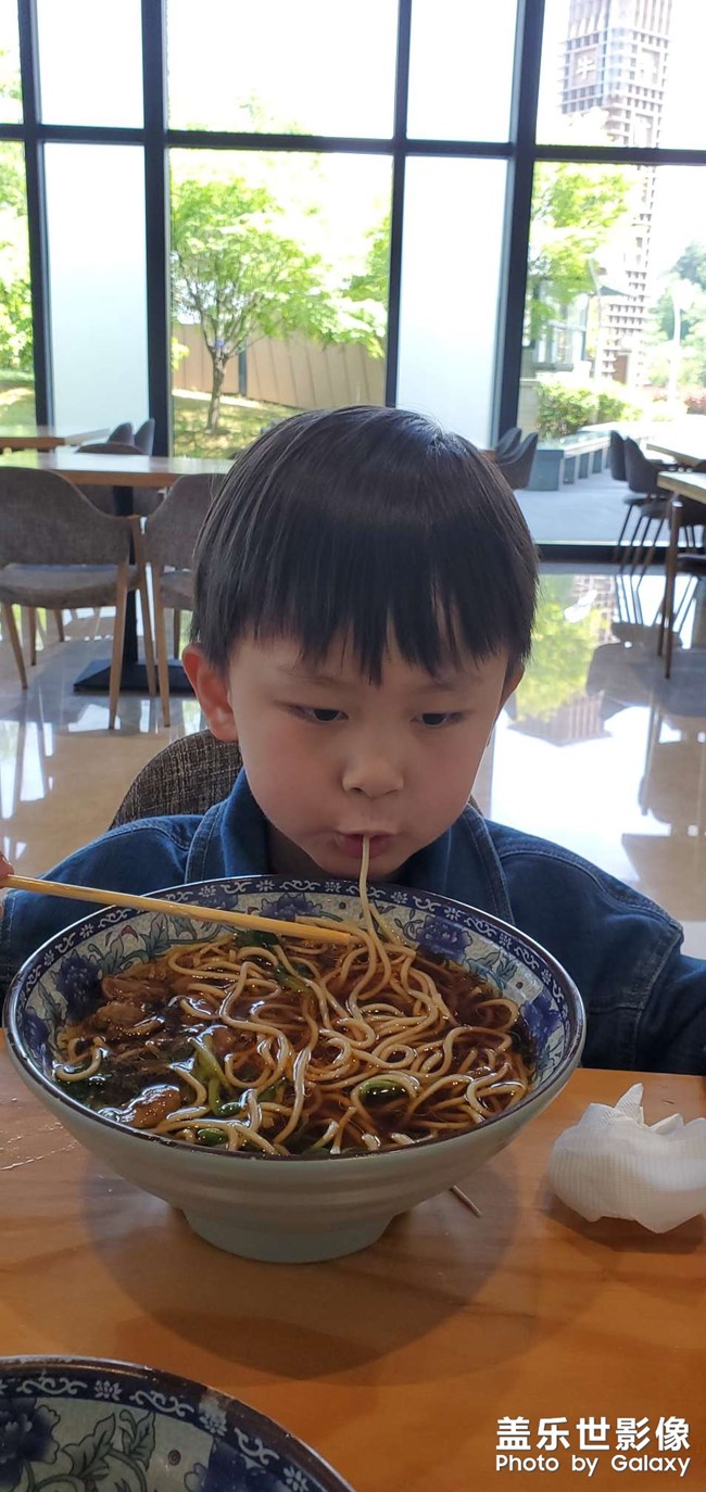 用三星手機(jī)給兒子拍的照片