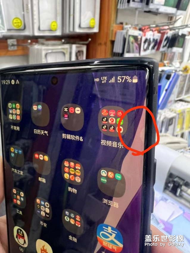 屏幕右上有個半圓白點(diǎn)，大神來看看！