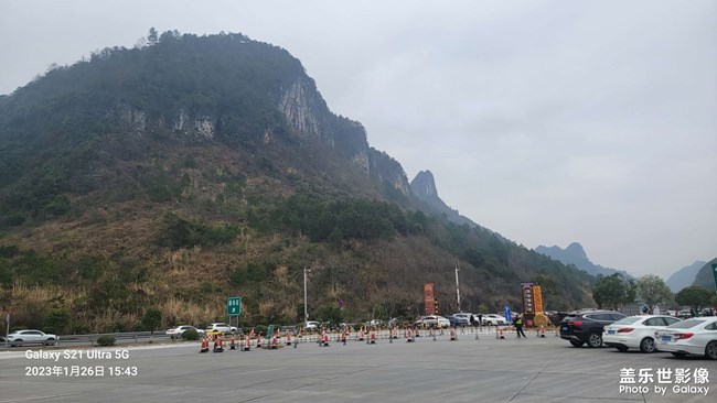 堵在高速上公路上的風(fēng)景