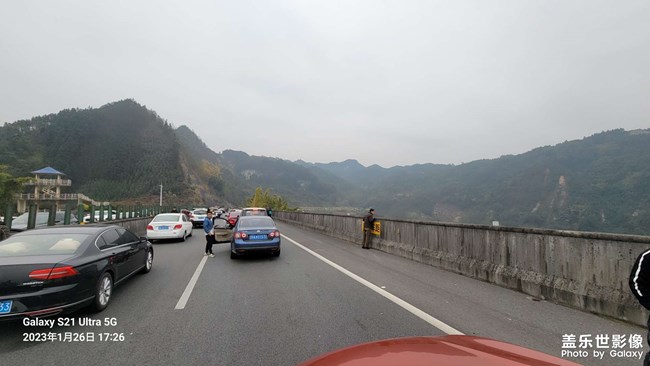 堵在高速上公路上的風(fēng)景