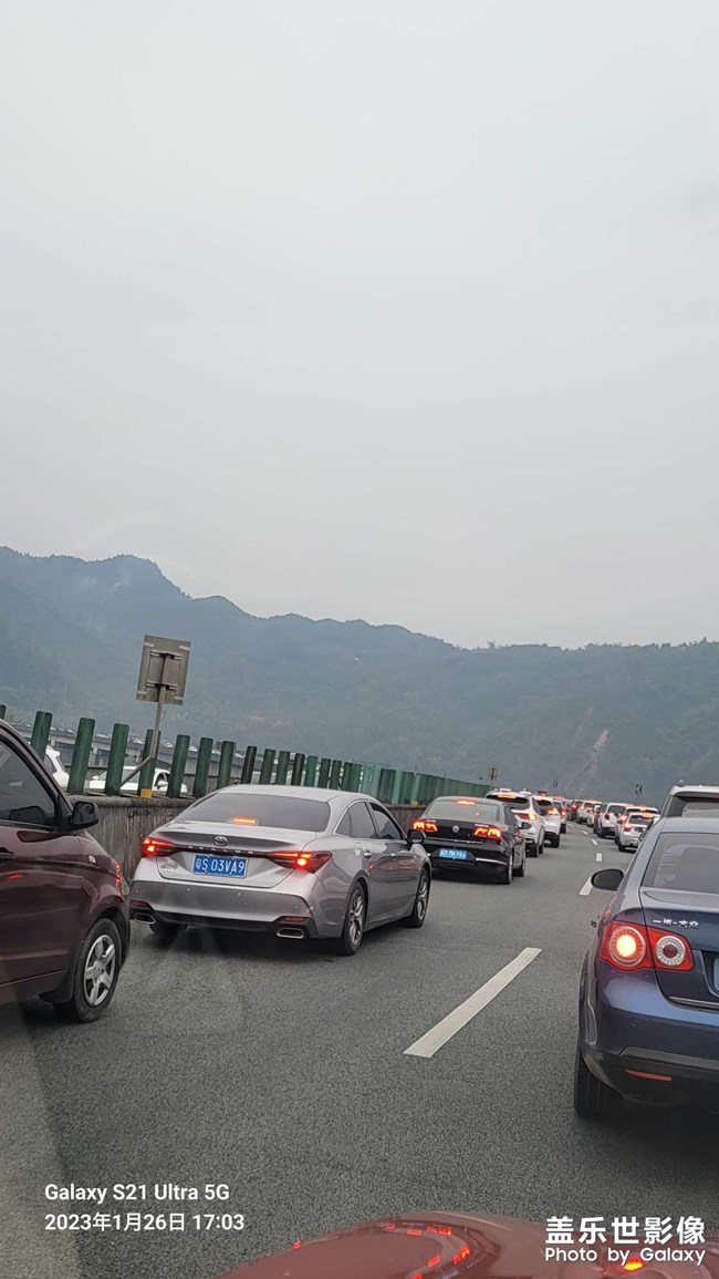 堵在高速上公路上的風(fēng)景