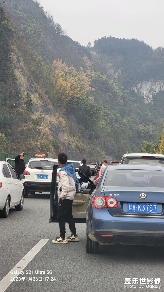 堵在高速上公路上的風(fēng)景