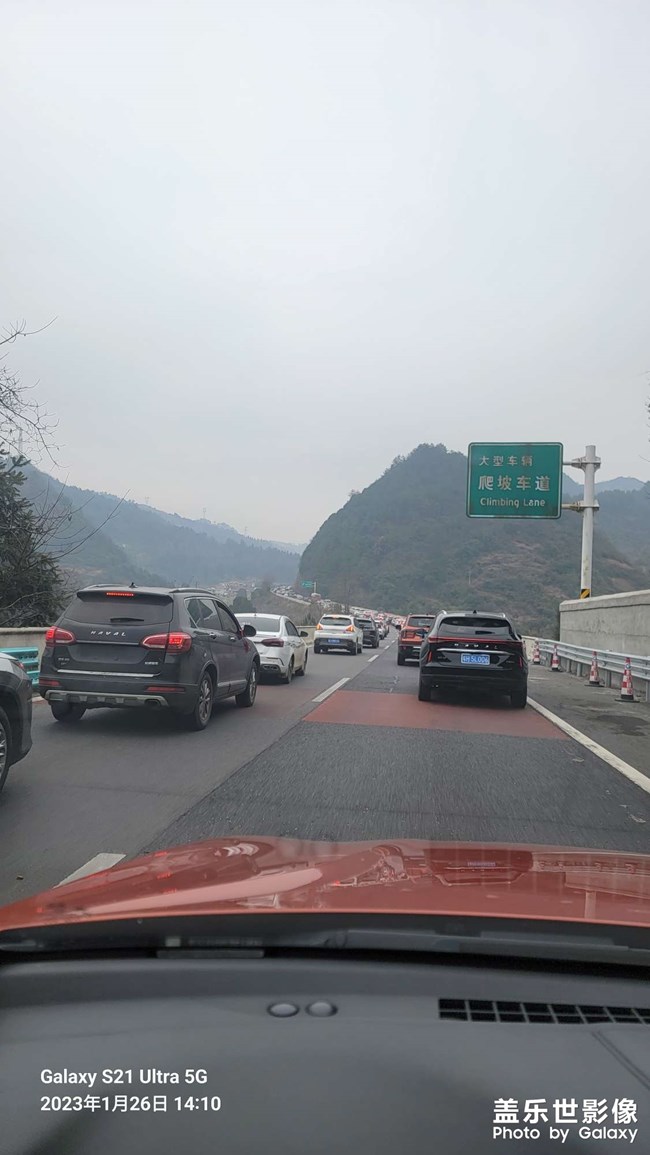 堵在高速上公路上的風(fēng)景