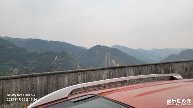 堵在高速上公路上的風(fēng)景
