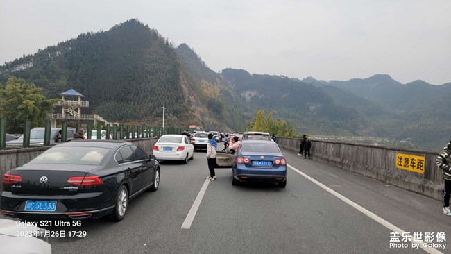 堵在高速上公路上的風(fēng)景