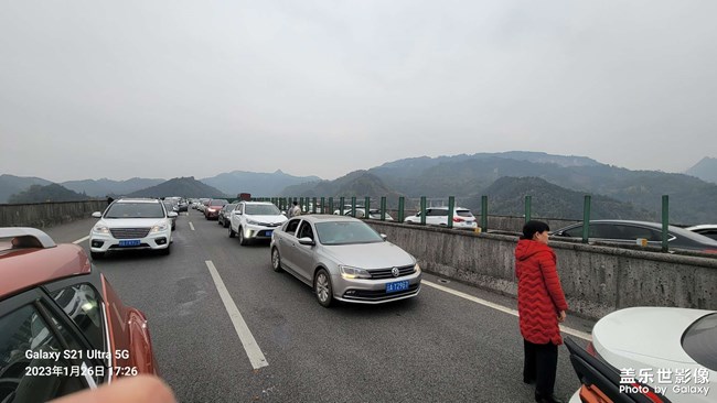 堵在高速上公路上的風(fēng)景