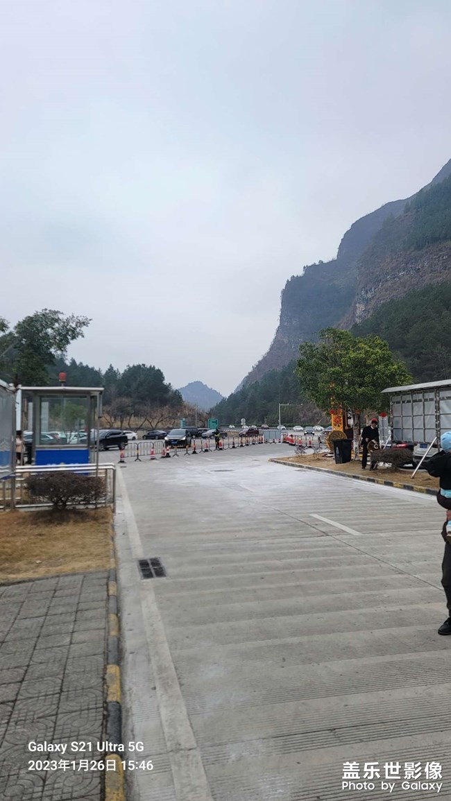 堵在高速上公路上的風(fēng)景