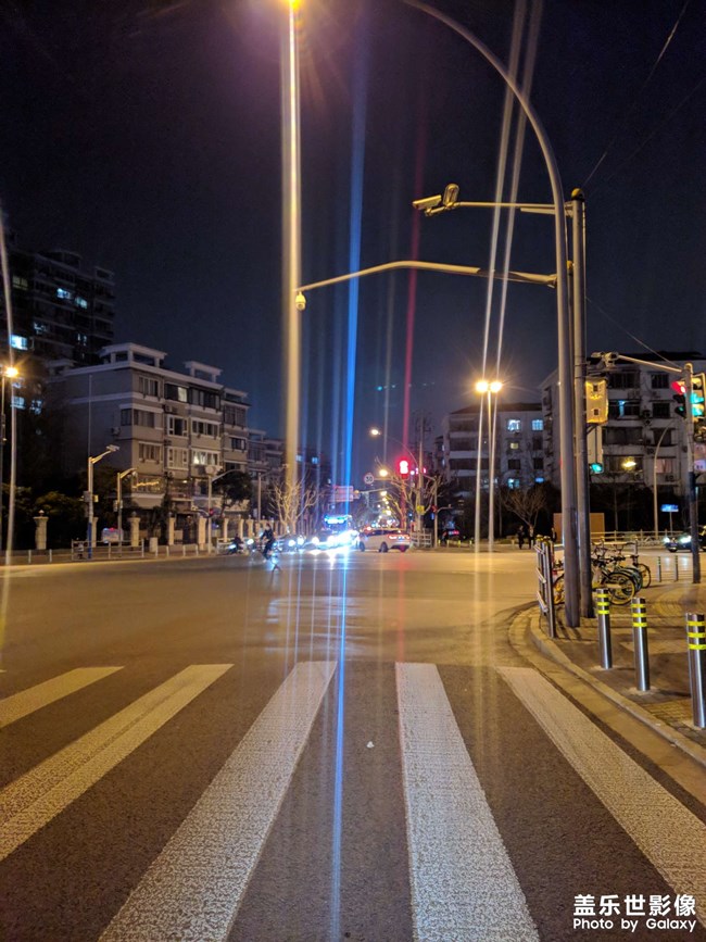 晚上了也要遵守交通