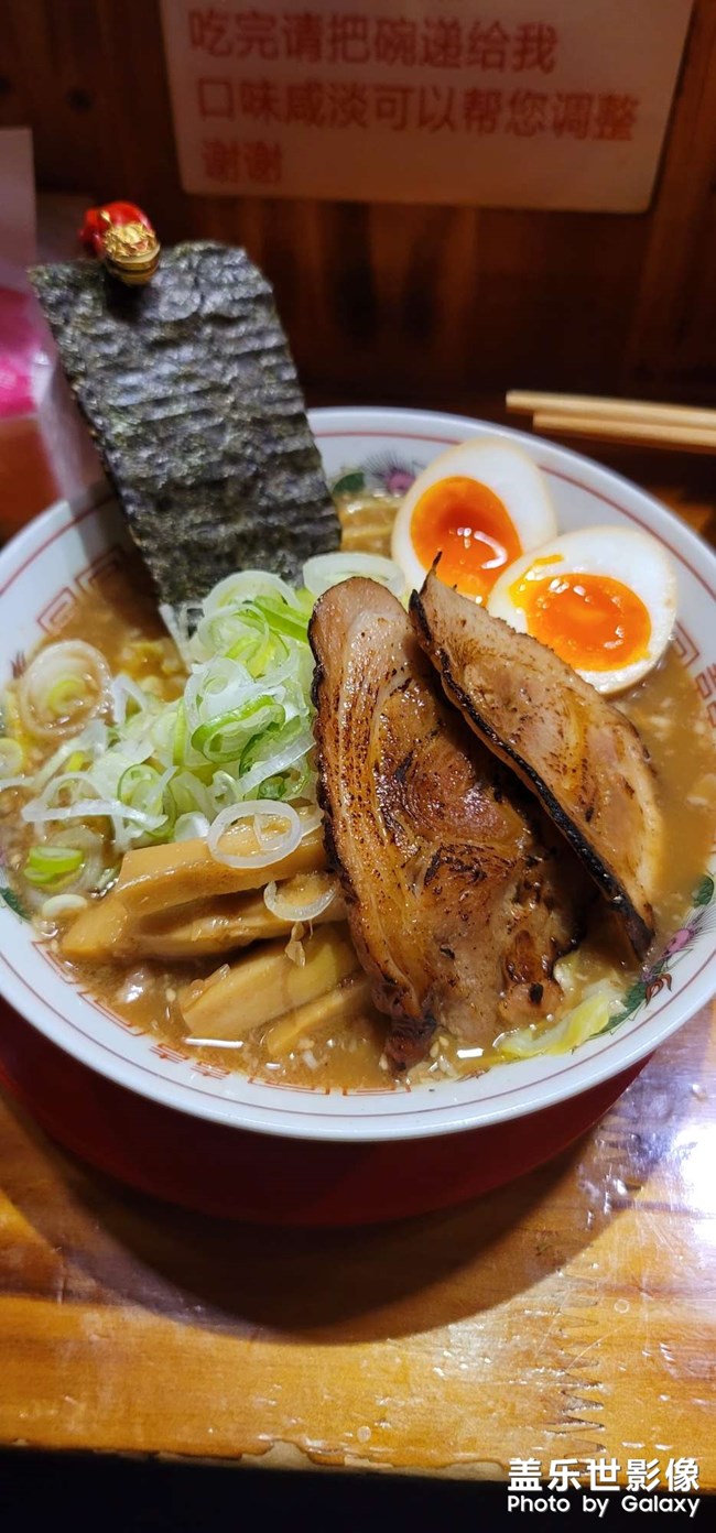 一家拉面館 就賣一種面 還行吧 